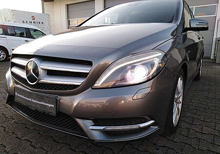 Mercedes-Benz B 200 PANO-AHK-DISTRONIC-AUTOMATIC DSG !!