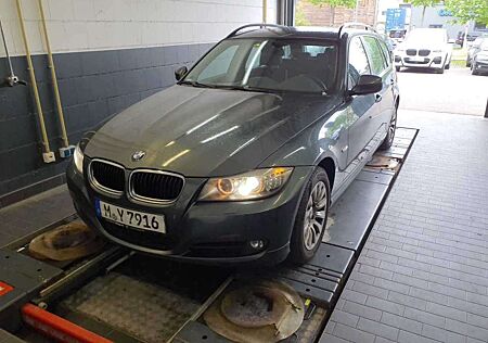 BMW 320 d xDrive Tou - Teilleder - Navi - Panorama