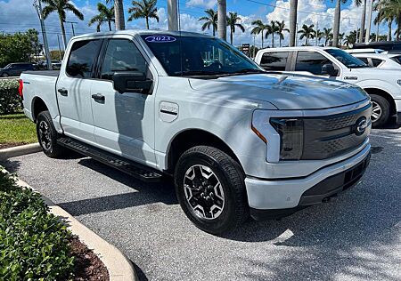 Ford F 150 Lightning SXT AWD Elektro 2023 hellgrau