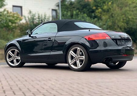Audi TT Roadster 2.0 Schalter 200PS LEDER rot LED SHZ