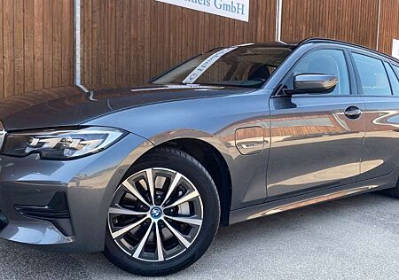 BMW 330 e Tour Sport Line T Leder SHZ Navi Parkass