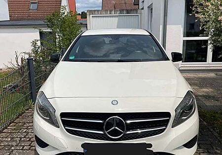 Mercedes-Benz A 180 Automatik, Night Paket, Navi, PDC, SH, LED Hinten
