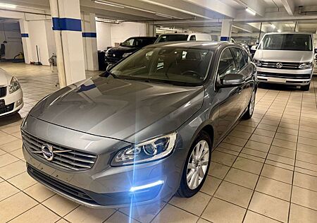 Volvo V60 2.0d Momentum Navi, AHK, Xenon