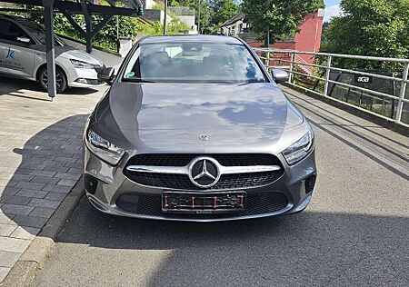 Mercedes-Benz A 180 Progressive Navigation MBUX SpurH PTS SHZ Klima