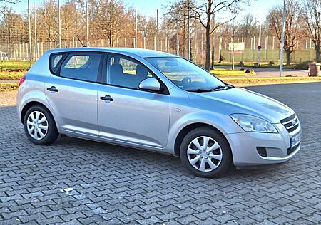 Kia Cee'd Ceed / Ceed 1.4 16V Kundendienst Scheckheftgepflegt