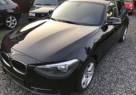 BMW 118 i Sport Line / 1.Hand / Navi / PDC