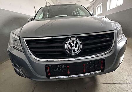VW Tiguan Volkswagen Track TÜV 04/27 Allrad , Xenon , Pano .Ahz !