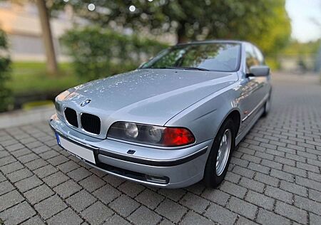 BMW 523iA 523 E39 TÜV NEU Arktissilber Xenon Leder