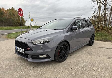 Ford Focus Turnier 2.0 EcoBoost ST mit Leder-Exclusiv-Paket