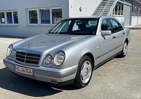 Mercedes-Benz E 320 - 1.Hand-Autom-Xenon-PDC-Tempo-Klima