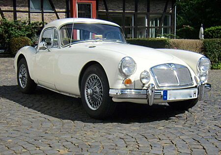 MG MGA 1600 MK I Coupe mit Wurzelholzinterior