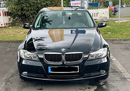 BMW 320i 320 /E90/Automatik/Navi/ Schiebedach/ Pdc/Xenon