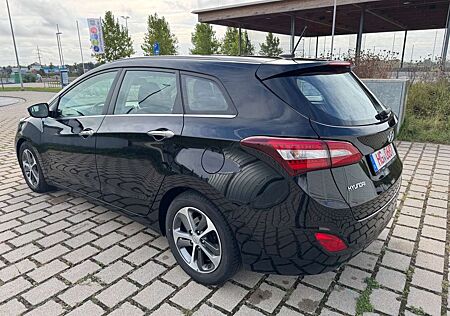 Hyundai i30 1.6 crdi blue Style Navi R.Kamera Euro6 Pdc Keyl