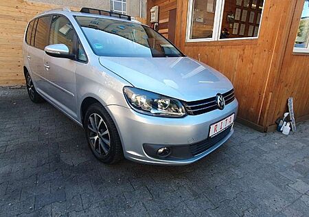 VW Touran Volkswagen 2.0 TDI, 7 Sitze, Panorama-Schiebedach