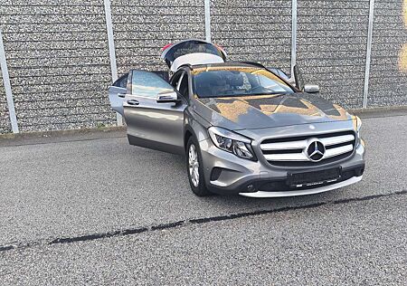 Mercedes-Benz GLA 200 7G-DCT Urban mit wenig Kilometer