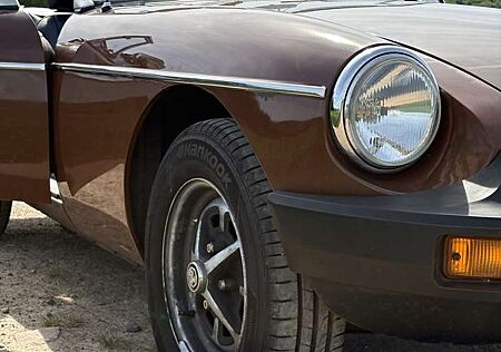 MG MGB RHD, Overdrive, Batterie & Bremsen hi neu