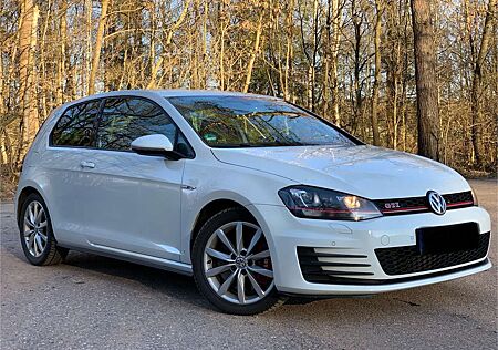 VW Golf GTI Volkswagen Performance BlueMotion Technology