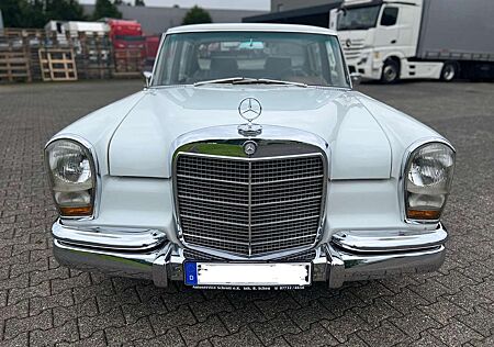 Mercedes-Benz 600