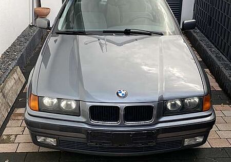 BMW 323i 323