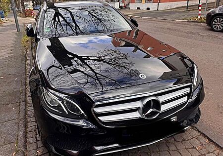 Mercedes-Benz E 220 gebraucht kaufen Mercedes-Benz E 220 d 4Matic T 9G-TRONICAvantgarde