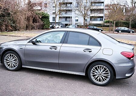 Mercedes-Benz A 250 A-Klasse Limousine Plugin Hybrid e 8G-DCT AMG Line