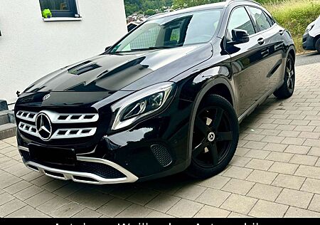 Mercedes-Benz GLA 200 Urban Aut. * Navi * Bi-Xenon *