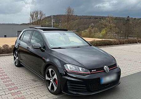 VW Golf GTI Volkswagen 2.0 TSI Performance 230