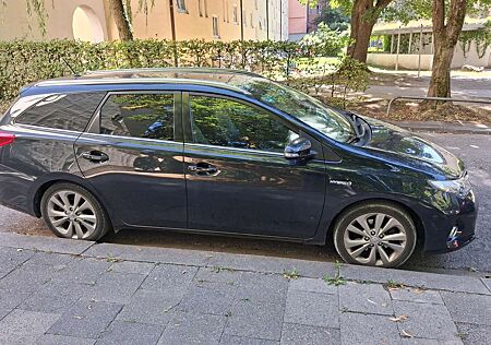 Toyota Auris 1,8 VVT-i Hybrid  benzin