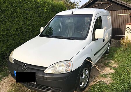 Opel Combo mit Anhängerkupplung