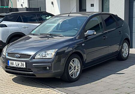 Ford Focus 1.6 Ghia-Paket / TÜV NEU /