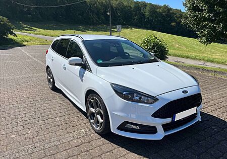 Ford Focus Turnier 2.0 EcoBoost ST mit Leder-Sport