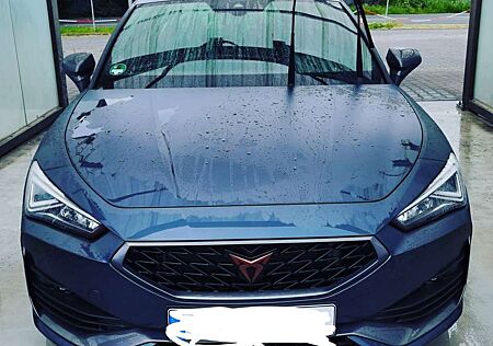 Cupra Leon 300PS mit Umbauten an Fahrwerk und Luftfilter
