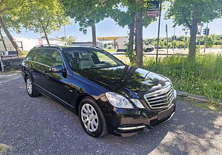 Mercedes-Benz E 200 200 E T-Modell CGI BlueEfficiency /Auto / Leder