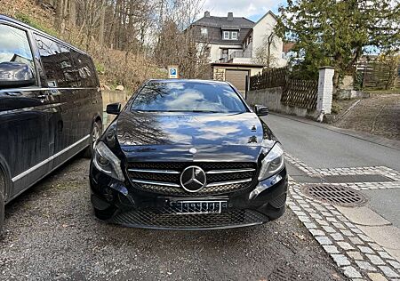 Mercedes-Benz A 180 (BlueEFFICIENCY) 7G-DCT