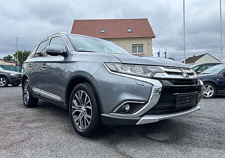 Mitsubishi Outlander 4WD AUT + PANO + AHK + KAMERA