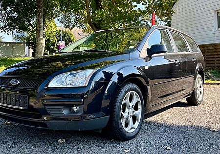 Ford Focus Style/ Neue Tüv /Aus1.Hand/SHZ/Tempomat
