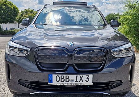 BMW iX3 Impressive HUD Pano SurView Keyless H&K Driving+