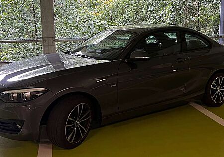 BMW 218 i Sport Line - 8-fach bereift, top gepflegt