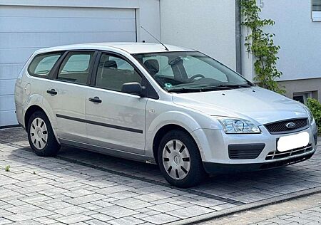 Ford Focus Kombi + TÜV NEU + wenig Kilometer !