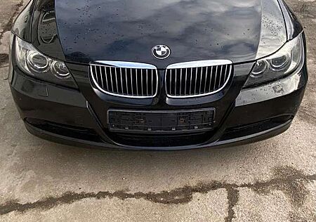 BMW 320 i Lim. (E90)