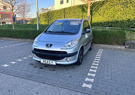 Peugeot 1007 Automatik. Neue Reifen. Neuer Service.
