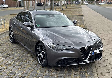 Alfa Romeo Giulia 2.2 Diesel AT8 TÜV neu Teilleder RFK Navi 19” A