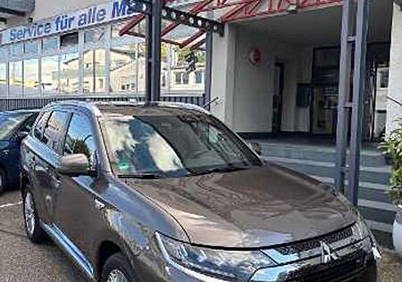 Mitsubishi Outlander Plug-in Hybrid TOP 4WD TOP-ZUSTAND!