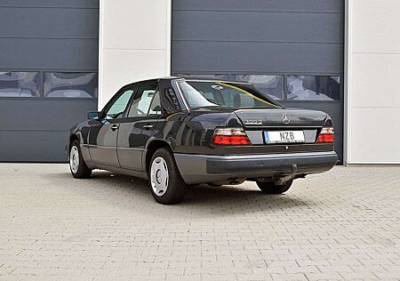 Mercedes-Benz E 300 D Automatik W124 mit Oldtimer-Gutachten/AHK