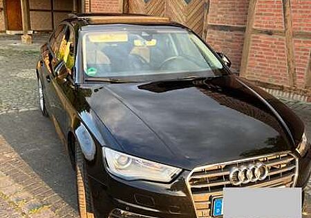 Audi A3 Limousine mit Panoramadach / Standheizung etc.