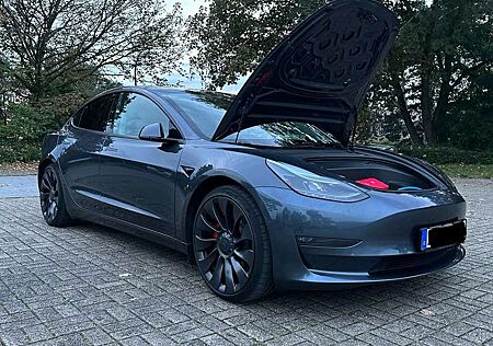 Tesla Model 3 Performance, Grau, Schwarz.