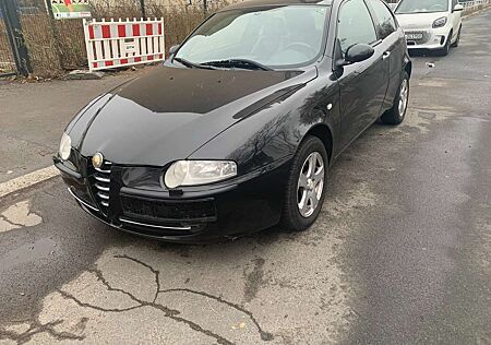 Alfa Romeo 147 -3-Türer 1.6 Auto 1A 2 HAND +TÜV Neu