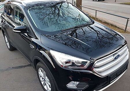 Ford Kuga Titanium 1,5i EcoBoost Klima SHZ Navi LMF17