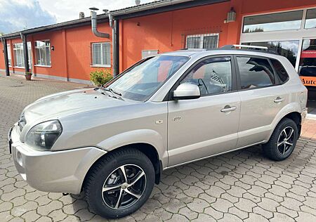 Hyundai Tucson 2.0 GLS (4WD) * Allrad * Neuer Tüv * AHK *