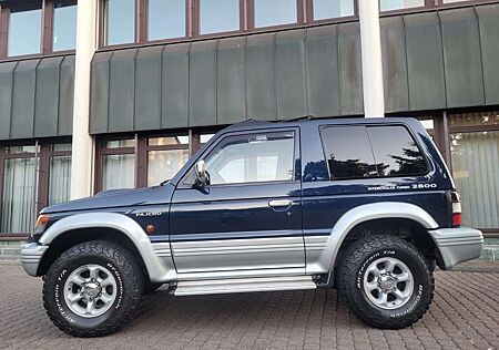 Mitsubishi Pajero TD American Dream V20 Klima-3 Türig-Schiebedach